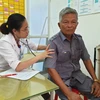 Khám bệnh cho người dân tại Trạm y tế xã Cẩm Thành, Hà Tĩnh. (Ảnh: T.G/Vietnam+)