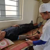 Nhân viên y tế khám bệnh cho người dân tạ Trạm y tế xã Kim Chính, tỉnh Ninh Bình. (Ảnh: T.G/Vietnam+)