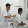 Khám cho bệnh nhân tại Trung tâm bệnh Nhiệt đới, Bệnh viện Bạch Mai. (Ảnh: PV/Vietnam+)