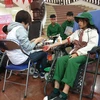 Các bạn trẻ tham gia hiến máu tại Lễ khai mạc Chương trình hiến máu Chủ nhật đỏ. (Ảnh: T.G/Vietnam+)