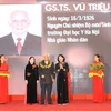 Phó Chủ tịch nước Đặng Thị Ngọc Thịnh đã trao danh hiệu “trí thức tiêu biểu” cho giáo sư Vũ Triệu An. (Ảnh: PV/Vietnam+) 