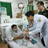 Phó thủ tướng Chính phủ Vũ Đức Đam đã đến thăm hỏi và tặng quà bệnh nhân đang điều trị tại Bệnh viện Quân y 103. (Ảnh: T.G/Vietnam+)