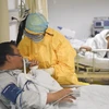 Nhân viên y tế chăm sóc bệnh nhân nhiễm virus corona tại Trung Quốc. (Ảnh: THX/TTXVN)