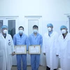 Lãnh đạo Bộ Y tế trao bằng khen cho các bác sỹ, điều dưỡng trong việc đón 30 công dân Việt Nam từ tỉnh Hồ Bắc, Trung Quốc về nước tránh dịch. (Ảnh: PV/Vietnam+)