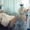 Điều trị cho bệnh nhân mắc COVID-19 tại Trung Quốc. (Ảnh: THX/TTXVN)