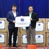 Thứ trưởng Bộ Y tế Trương Quốc Cường tặng khẩu trang y tế cho các đơn vị. (Ảnh: PV/Vietnam+)