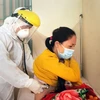 Bác sỹ Trần Quang Vịnh khám cho bệnh nhân được cách ly tại Phòng khám Đa khoa khu vực Quang Hà. (Ảnh: Hoàng Hùng/TTXVN)