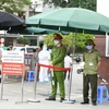 Các lực lượng công an, bảo vệ được tăng cường tại cổng số 1 Bệnh viện Bạch Mai. (Ảnh: Minh Quyết/TTXVN)