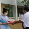 Trao quà và trao giấy xuất viện cho trường hợp mắc COVID-19 sau thời gian điều trị, tại Bệnh viện Đa khoa Sa Đéc, Đồng Tháp. (Ảnh: Chương Đài/TTXVN)