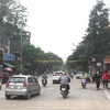 Một số tuyến đường trung tâm của thành phố Hà Giang vẫn đông đúc người và xe cộ qua lại. (Ảnh: TTXVN) 