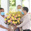 Một bệnh nhân được công bố khỏi bệnh tặng hoa cho các y bác sỹ. (Ảnh minh họa: Vietnam+)
