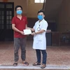 Bệnh nhân được các bác sỹ của Bệnh viện Đa khoa huyện Kim Sơn công bố khỏi bệnh. (Ảnh: PV/Vietnam+)