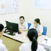 Bác sỹ tư vấn cho các cặp vợ chồng đến điều trị vô sinh, hiếm muộn. (Ảnh: PV/Vietnam+)