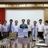 Trao tặng trang thiết bị y tế cho Bệnh viện Bạch Mai. (Ảnh: PV/Vietnam+)