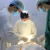 Các bác sỹ Khoa phẫu thuật hàm mặt thực hiện một ca phẫu thuật. (Ảnh: PV/Vietnam+) 