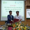 Lãnh đạo Bệnh viện Hữu nghị Việt Đức tổ chức ký kết hợp tác với các đơn vị bảo hiểm bảo lãnh. (Ảnh: PV/Vietnam+)