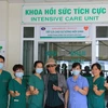 Bệnh nhân 19 chụp ảnh cùng các y bác sỹ Khoa Hồi sức tích cực trong ngày được xuất viện về nhà. (Ảnh: PV/Vietnam+)