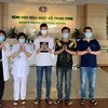 Các bệnh nhân được Bệnh viện Bệnh Nhiệt đới Trung ương công bố khỏi bệnh ngày 5/6. (Ảnh: PV/Vietnam+)