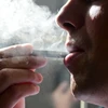 Người dân hút thuốc lá điện tử tại Mỹ. (Ảnh: AFP/TTXVN)