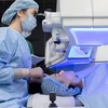Bác sỹ tiến hành phẫu thuật tật khúc xạ cho một bệnh nhân. (Ảnh: PV/Vietnam+)