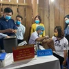 Thứ trưởng Đỗ Xuân Tuyên kiểm tra việc tiêm chủng tại xã Quang Hòa. (Ảnh: PV/Vietnam+)