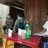 Nhân viên y tế hướng dẫn trẻ em tại xã Quảng Hòa, Đắk Nông uống thuốc phòng bệnh bạch hầu. (Ảnh: TTXVN phát)