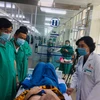 Đoàn chuyên gia của Bộ Y tế vào thăm bệnh nhân 91. (Ảnh: Lê Hảo/Vietnam+)
