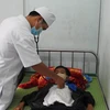 Các bác sỹ tại Trung tâm Y tế huyện Đăk Tô, tỉnh Kon Tum thăm, khám cho bệnh nhân mắc bệnh bạch hầu. (Ảnh: Dư Toán/TTXVN)