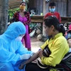 Nhân viên y tế lấy mẫu xét nghiệm bạch hầu tại buôn Diêo, xã Bông Krang, huyện Lắk, tỉnh Đắk Lắk. (Ảnh: Nguyễn Tuấn Anh/TTXVN)