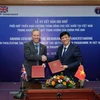 Đại diện hai bên đã ký kết biên bản ghi nhớ giữa Bộ Y tế Việt Nam và Bộ Ngoại giao Anh. (Ảnh: PV/Vietnam+)