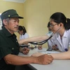 Bác sỹ khám bệnh cho người dân tại xã Bình Long. (Ảnh: PV/Vietnam+)