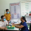 Nhân viên y tế tại Khoa tham vấn hỗ trợ cộng đồng, Trung tâm y tế Quận Tân Bình tư vấn về PrEP cho các bạn MSM. (Ảnh: T.G/Vietnam+)