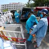 Tổ chức tiếp nhận các nhu yếu phẩm thiết yếu dành cho cho đội ngũ nhân lực y tế tại khu vực Bệnh viện C Đà Nẵng. (Ảnh: Trần Lê Lâm/TTXVN)