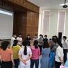 Các thành viên của Tổ công tác Trường Đại học Y Hà Nội trao đổi chuyên môn về xét nghiệm với các cán bộ y tế Bệnh viện Đa khoa Trung ương Quảng Nam. (Ảnh: PV/Vietnam+)