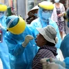 Nhân viên y tế lấy mẫu xét nghiệm cho người lớn tuổi, sức đề kháng kém có nguy cơ lây nhiễm cao tại Đà Nẵng. (Ảnh: Quốc Dũng/TTXVN)
