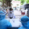 Người dân trở về từ Đà Nẵng đến khai báo lấy mẫu xét nghiệm bằng phương pháp RT-PCR tại Trung Tâm Y Tế quận Hai Bà Trưng. (Ảnh: Minh Quyết/TTXVN)