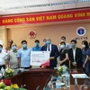 Bộ Y tế tiếp nhận gói hỗ trợ tài chính cho bác sỹ, nhân viên y tế tuyến đầu chống dịch COVID-19. (Ảnh: PV/Vietnam+)