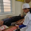 Nhân viên y tế khám bệnh cho người dân tại một trạm y tế. (Ảnh: T.G/Vietnam+)