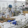 Bác sỹ Trung tâm Chống độc thăm khám cho bệnh nhân ngộ độc botulinum. (Ảnh: PV/Vietnam+)