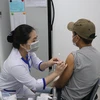 Người dân thành phố Buôn Ma Thuột, tỉnh Đắk Lắk chủ động tiêm chủng vắcxin phòng bệnh bạch hầu. (Ảnh: Tuấn Anh/TTXVN)