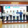 Hội Thầy thuốc trẻ Việt Nam trao tặng trạng thiết bị cho đại diện các bệnh viện (Ảnh: T.G/Vietnam+)