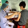 Tiêm vắcxin phòng bệnh bạch hầu cho người dân. (Ảnh: PV/Vietnam+)