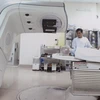 Thực hiện xạ trị gia tốc tại Bệnh viện Bạch Mai. (Ảnh: PV/Vietnam+)