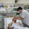 Bác sỹ thăm khám cho một bệnh nhân ngộ độc methanol. (Ảnh: PV/Vietnam+)