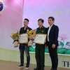 Đại diện nhóm tác giả của Trung tâm Truyền hình Thông tấn (bên trái) nhận giải Khuyến khích (Ảnh: PV/Vietnam+)