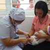 Nhân viên y tế tiêm chủng cho trẻ nhỏ. (Ảnh: T.G/Vietnam+)