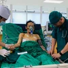 Bác sỹ kiểm tra sức khoẻ của bệnh nhân sau phẫu thuật. (Ảnh: PV/Vietnam+)