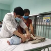 Bác sỹ Lê Thanh Chương khám cho trẻ 2 tháng tuổi ở Hà Đông mắc virus hợp bào hô hấp. (Ảnh: T.G/Vietnam+)