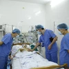 Các bác sỹ tại Bệnh viện Quân y 103 kiểm tra sức khoẻ cho bệnh nhân. (Ảnh: PV/Vietnam+)