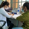 Người bệnh đến khám định kỳ lấy thuốc điều trị HIV tại Trung tâm Y tế Thuận An, tỉnh Bình Dương. (Ảnh: T.G/Vietnam+)